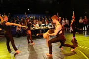 Trotz seiner Schmerzen begeistert Lukas (Marc Schöttner) mit Julia (Jenny Bach) und den anderen Tänzern (Komparsen) das Publikum und die Jury mit ihrer Performance.