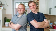 Jahnke (l.), der beste Kumpel von Jens (r.), unterst&uuml;tzt ihn beim Kochen.