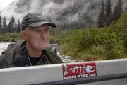 An der nördlichen Küste Westkanadas, wo das Meer auf den Great Bear Rainforest trifft, schlägt sich der Lachszähler Stan Hutchings durch die Wildnis.