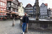 Tobias Kämmerer auf dem Marktplatz in Fritzlar.