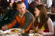 Darrin (John Gammon, l.); Sue (Eden Sher, r.)
