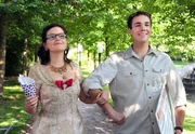 Xaver (Jan van Weyde, r.) hofft, dass aus ihm und Sibylle (Julia Mitrici, l.) endlich ein Paar wird.