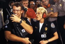 Proben f&uuml;r den Ernstfall: Lieutenant Debbie Callahan (Leslie Easterbrook, r.) und Tackleberry (David Graf, l.) ...