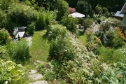 Einen attraktiven Terrassengarten haben sich Isabella Konrad und ihr Mann Günther in Kärnten in Spittal an der Drau geschaffen. Zentrales Thema ist das Element Wasser und ökologisches Gärtnern.