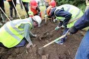 Menschen graben eine archäologische Stätte aus.