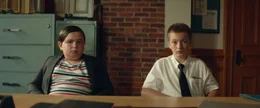 Schnell kann Max (Oscar Desgagn&eacute;s, rechts) seinen Cousin Charles (Joey B&eacute;langer, links) f&uuml;r sein Vorhaben gewinnen. Schwierig wird es f&uuml;r die beiden allerdings, den erforderlichen Kredit bei der Bank zu erhalten.