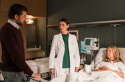 Dr. Ina Schulte (Isabell Gerschke) und Dr. Philipp Brentano (Thomas Koch) haben gerade erfahren, dass Sarah Marquardt und Philipps Frau Arzu mit einer Hochschwangeren im Fahrstuhl stecken geblieben sind. Dr. Ina Schulte (Isabell Gerschke) und Dr. Philipp Brentano (Thomas Koch) haben gerade erfahren, dass Sarah Marquardt und Philipps Frau Arzu mit einer Hochschwangeren im Fahrstuhl stecken geblieben sind.