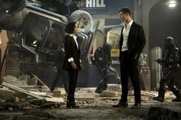 Agent H (Chris Hemsworth) und Agent M (Tessa Thompson) erwartet nach dem zerst&ouml;rerischen Anschlag in London eine gef&auml;hrliche Mission.