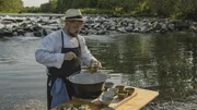 Mike N&auml;hrer kocht Bachforelle am Traisenufer