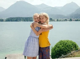Das doppelte Lottchen: Die Zwillinge Lotte (Delphine Lohmann, l.) und Luise (Mia Lohmann, r.) am Wolfgangsee.