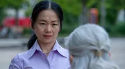 Kosmetikerin Jenny (Yvonne Yung Hee Bormann, li.) ist nicht gut auf Frau Frenzel (Ilona Schulz, re.) zu sprechen.