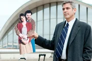 Seit vielen Jahren reist Ryan Bingham (George Clooney) 322 Tage im Auftrag seiner Firma durch die USA. Den Kontakt zu seiner Familie hat er schon lange verloren. Da droht sein Chef, aus Kostengr&uuml;nden die Vielfliegerei einzustellen. Wo soll ein Mann hin, der kein Zuhause hat?; Seit vielen Jahren reist Ryan Bingham (George Clooney) 322 Tage im Auftrag seiner Firma durch die USA. Den Kontakt zu seiner Familie hat er schon lange verloren. Da droht sein Chef, aus Kostengr&uuml;nden die Vielfliegerei einzustellen. Wo soll ein Mann hin, der kein Zuhause hat?