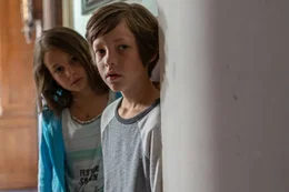 Max (Jona Eisenbl&auml;tter) und Laura (Stella Br&uuml;ckner) entdecken Raphael (Alvar Goetze).