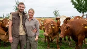In Nordrhein-Westfalen geht es an den Niederrhein. Dort betreibt Theresa Coßmann (r) und ihr Mann Christoph einen Biohof. Auf dem Stautenhof in Willich-Anrath leben vier Generationen unter einem Dach.