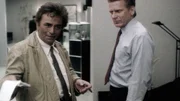 Lt. Columbo (Peter Falk, li.) sucht Col. Frankie Brailie (Robert Foxworth) in seinem Büro auf. Er hat noch einige Fragen zum Tod von Major Keegan.