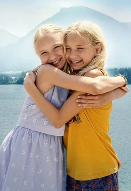 Lotte (Delphine Lohmann, links), verschlossen und sch&uuml;chtern und der temperamentvolle Wildfang Luise (Mia Lohmann). Doch z&auml;hmt man die widerspenstigen Locken in einem strengen Pferdeschwanz, gleichen sich die beiden wie ein Ei dem anderen.