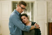 Christoph (Lars Korten) ist für Vanessa (Julia Augustin) da, als sich ihre Sorge, dass die Familie unter der Wahrheit leiden könnte, bestätigt. Christoph (Lars Korten) ist für Vanessa (Julia Augustin) da, als sich ihre Sorge, dass die Familie unter der Wahrheit leiden könnte, bestätigt.