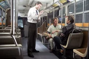 House (Hugh Laurie, r.) hat sich entschlossen, seine bruchstückhaften Erinnerungen der Ereignisse mit seiner Crew (l. Robert Sean Leonard, M. Jesse Spencer) im Bus nachzuspielen. Und tatsächlich erlebt er dabei den Unfall und erkennt, wer die Person ist, die dabei sterben wird...