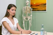 Nathalie (Amrei Haardt) erhält dank Finn während der Prüfung die Nerven.