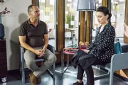 Simone (Tatjana Clasing) erkennt, dass sie Richard (Silvan Pierre Leirich) Raum geben muss.