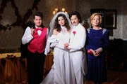 Rückblende an einen ganz besonderen Tag: Charlie (Charlie Sheen, l.), Judith (Marin Hinkle, 2.v.l.), Alan (Jon Cryer, 2.v.r.) und Evelyn (Holland Taylor, r.) ...