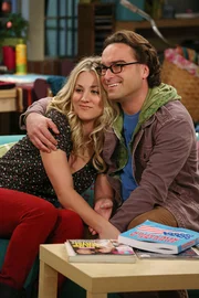 Als Penny (Kaley Cuoco, l.) mitbekommt, dass Leonard (Johnny Galecki, r.) von Alex angebaggert wird und ihm das auch noch gef&auml;llt, ist sie entsetzt ...
