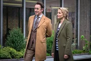 Dr. Dylan Reinhart (Alan Cumming, l.) und seine Kollegin Detective Lizzie Needham (Bojana Novakovic, r.) ermitteln undercover in einem Krankenhaus, in dem eine Krankenschwester verdächtigt wird, ihre Patienten umzubringen.
