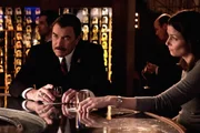 Beraten sich, weil Danny immer weiter in den Strudel gezogen wrid, der ihn wie einen Drogendealer aussehen lässt: Frank (Tom Selleck, l.) und Erin (Bridget Moynahan, r.) ...