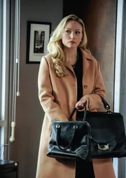 Arbeitskollegin oder privates Date von Frank? Whitney (Sarah Wynther) ist eine ehemalige Studienkollegin von Erin ...