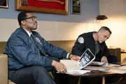 Chicago Fire Staffel 9 Folge 10 Eamonn Walker als Chief Wallace Boden, David Eigenberg als Christopher Herrmann Chicago Fire Staffel 9 Folge 10 Eamonn Walker als Chief Wallace Boden, David Eigenberg als Christopher Herrmann