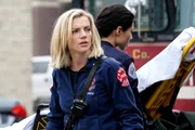 Chicago Fire Staffel 9 Folge 15 Kara Killmer als Sylvie Brett, Hanako Greensmitha als Violet Mikami Chicago Fire Staffel 9 Folge 15 Kara Killmer als Sylvie Brett, Hanako Greensmitha als Violet Mikami