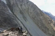 Einstein - Bergsturz Blatten VS - Zurück im Katastrophengebiet. Moderator Tobias Müller und Gletscherforscher Daniel Farinotti stehen vor der Abbruchstelle beim Birchgletscher am Kleinen Nesthorn oberhalb von Blatten VS Einstein - Bergsturz Blatten VS - Zurück im Katastrophengebiet. Moderator Tobias Müller und Gletscherforscher Daniel Farinotti stehen vor der Abbruchstelle beim Birchgletscher am Kleinen Nesthorn oberhalb von Blatten VS