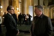 Alan Hunley (Alec Baldwin, r.) ist sich bewusst, dass der Premierminister in Gefahr schwebt, da dieser als einziger den milliardenschweren USB-Stick entschl&uuml;sseln kann. Doch wird er auch Atlee (Simon McBurney, l.) davon &uuml;berzeugen k&ouml;nnen?; Alan Hunley (Alec Baldwin, r.) ist sich bewusst, dass der Premierminister in Gefahr schwebt, da dieser als einziger den milliardenschweren USB-Stick entschl&uuml;sseln kann. Doch wird er auch Atlee (Simon McBurney, l.) davon &uuml;berzeugen k&ouml;nnen?