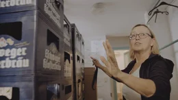 Gitte hat neun Kinder gro&szlig;gezogen. Seit sie alle aus dem Haus sind, richtet sie jedes Jahr w&auml;hrend des Festivals in einem leerstehenden Laden eine Kneipe ein.