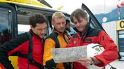 Einsatzbesprechung: Andreas (Martin Gruber, M.), Tobias (Markus Brandl, l.) und Pilot Michael (Robert Lohr, r.) überlegen, wo sie mit der Suche nach Lena beginnen sollen.