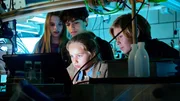 Alice (Emilia), Tarun (Casper), Clari (Charlotte) und Jonny (Leander) versuchen, im Labor des Instituts f&uuml;r Meeresforschung zu verstehen, woran Jaswinder gerade arbeitet.