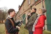 Bauer L&uuml;ding (J&ouml;rn Hentschel, links) zeigt Lauer (Marc Oliver Schulze, Mitte) und Klara (Wolke Hegenbarth) sein Gewehr. Damit wurde nicht geschossen!