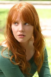 Claire Fisher (Lauren Ambrose).