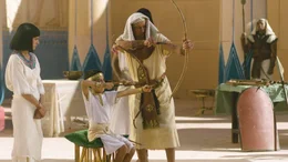 Der kleine Tutanchamun wird von seinem milit&auml;rischen Berater, General Horemheb, im Bogenschie&szlig;en unterrichtet.