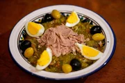 Tunesischer M&eacute;chouia-Salat mit Eiern und Thunfisch