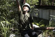 Kenichi Utsumi zeigt auf der ehemaligen Terrasse des Hotel Mayakan die Flugrichtung der amerikanischen B-32 Bomber, die Kobe im August 1945 in Schutt und Asche legten. Das Hotel blieb weitestgehend verschont.