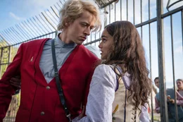 l-r: Coriolanus Snow (Tom Blyth), Lucy Gray Baird (Rachel Zegler)