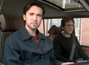 Dennis (Glenn Howerton, r.) und Mac (Rob McElhenney, l.) haben in Philadelphia einen Irish Pub eröffnet; Dee arbeitet dort als Barfrau. Der Umsatz stimmt nicht.