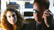 Kann man das Gesicht des Mörders im Auge des Opfers erkennen? Detective Taylor (Gary Sinise) und Detective Bonasera (Melina Kanakaredes) vergleichen die Krümmung des Löffels mit der Krümmung des Auges.