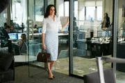 Rachels (Megan Markle) Position in der Kanzlei verbessert sich. Doch während ihre berufliche Karriere bergauf geht, gibt es in ihrer Liebesbeziehung zunehmend Spannungen.