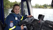 Marina testet das Amphibienfahrzeug des TWH auf der Straße und im Wasser.