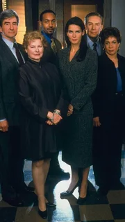 (v.li.) Jack McCoy (Sam Waterston), Nora Lewin (Dianne Wiest), Edward Green (Jesse L. Martin), Abbie Carmichael (Angie Harmon), Lennie Briscoe (Jerry Orbach) und Anita Van Buren (S. Epatha Merkerson) (v.li.) Jack McCoy (Sam Waterston), Nora Lewin (Dianne Wiest), Edward Green (Jesse L. Martin), Abbie Carmichael (Angie Harmon), Lennie Briscoe (Jerry Orbach) und Anita Van Buren (S. Epatha Merkerson)