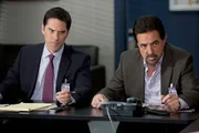 Werden nach San Diego gerufen, um einen neuen Fall zu lösen: Rossi (Joe Mantegna, r.) und Hotch (Thomas Gibson, l.) ...