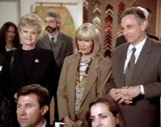Jessica Fletcher (Angela Lansbury), Kim Mitchell (Loretta Switt) und Bert Lown (David Ackryd, v.li.) besuchen gemeinsam eine Auktion. Jessica Fletcher (Angela Lansbury), Kim Mitchell (Loretta Switt) und Bert Lown (David Ackryd, v.li.) besuchen gemeinsam eine Auktion.