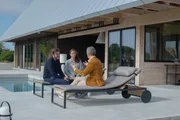 Ebbe, Ida und Architekturkritiker Mark Isitt (r.)